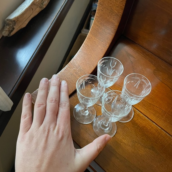 Vintage Etched Crystal Sherry Glasses - Picture 6 of 8